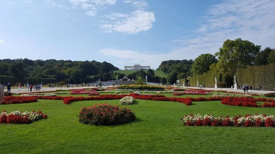 Vienna: Schönbrunn Palace and City Center Guided Tour - The 15-minute metro ride into Vienna