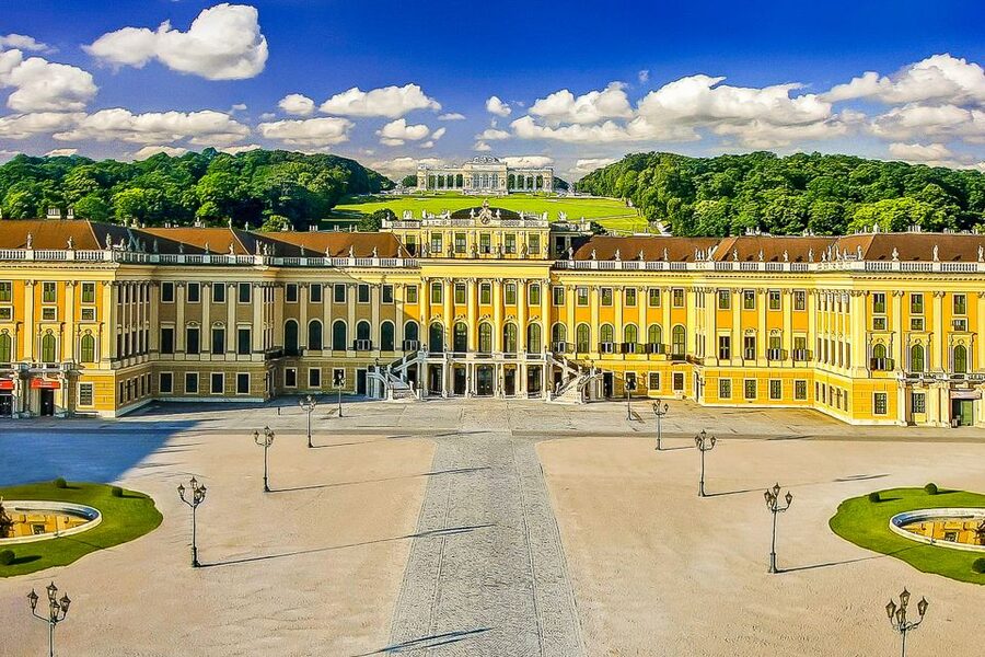 Vienna: Schönbrunn Palace & Gardens Skip-the-Line Tour - What the guide adds to the experience