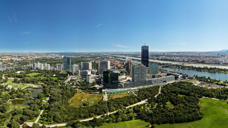 Vienna: Skip-the-Line Entrance Ticket to the Danube Tower - The express lift to 150 meters