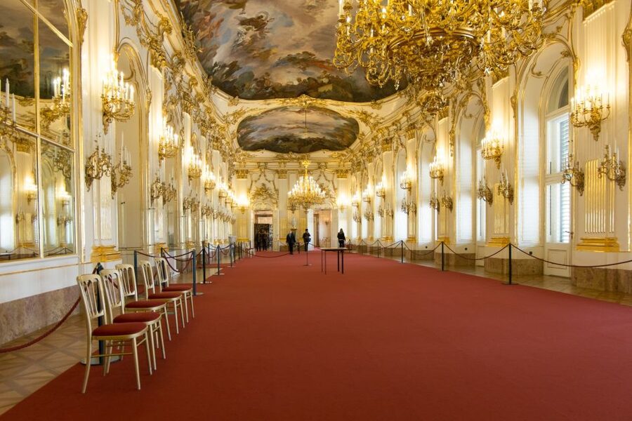 Vienna: Skip-the-Line Schönbrunn Palace & Gardens Tour - The visitor center pause