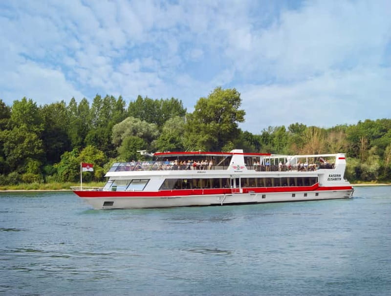 Vienna: Sunset Summer Cruise - Dinner from a changing buffet