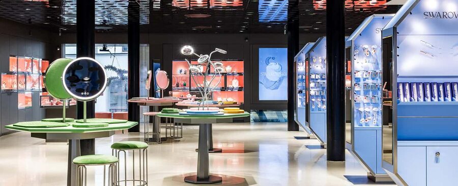Vienna: Swarovski House Tour with Champagne and Gift - Champagne at the Moët & Chandon Bar