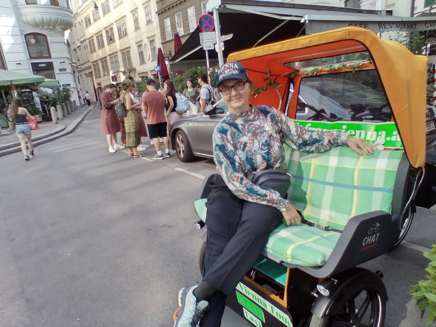 Vienna: Tour RAXI (electric rickshaw) 3 hours in Vienna - Old Danube and Donau Park
