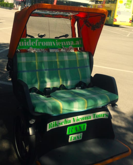 Vienna: Tour RAXI (electric rickshaw) 3 hours in Vienna - The Danube Canal from an open-front seat