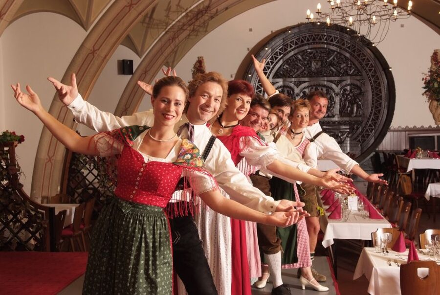 Vienna: Traditional Dinner Show at the Wiener Rathauskeller - Entering Vienna City Hall’s Rathauskeller