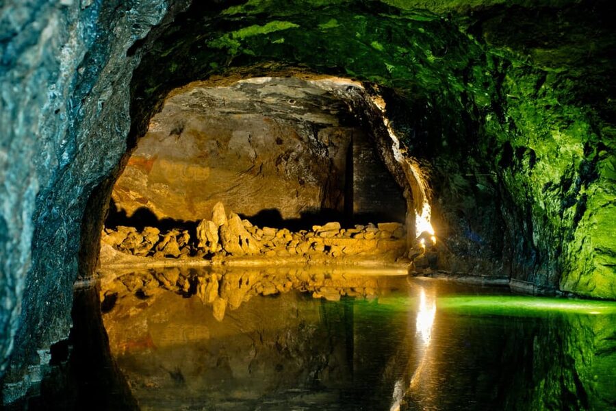 Vienna: Vienna Woods Tour with Underground Lake and Wine - The guides make a real difference