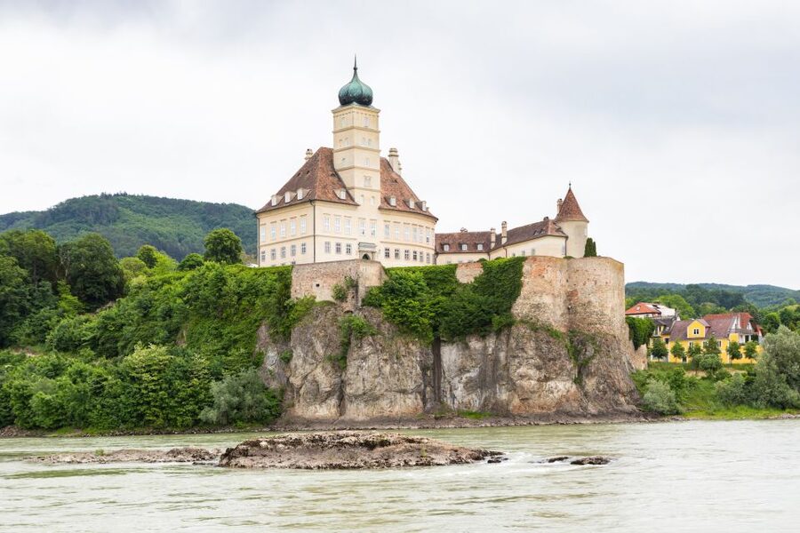 Vienna: Wachau Valley, Melk Abbey Tour with Danube Boat Trip - Dürnstein and the tale of Richard the Lionheart